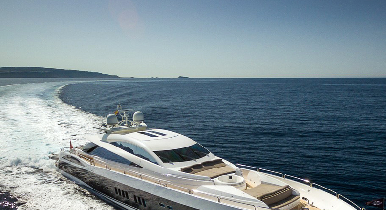 Casino Royale has powerful engines, allowing it to obtain a maximum speed of 45 knots.