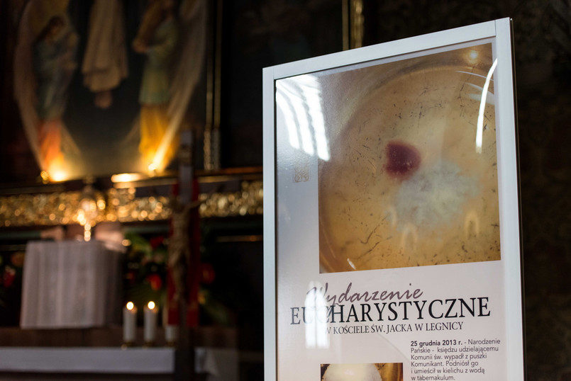 Doszło do zdarzenia mającego ”znamiona cudu eucharystycznego”, podają teraz także krajowe media. Powołują się przy tym na słowa biskupa legnickiego Zbigniewa Kiernikowskiego. Duchowny wydał specjalny komunikat, w którym opisał okoliczności zdarzenia.