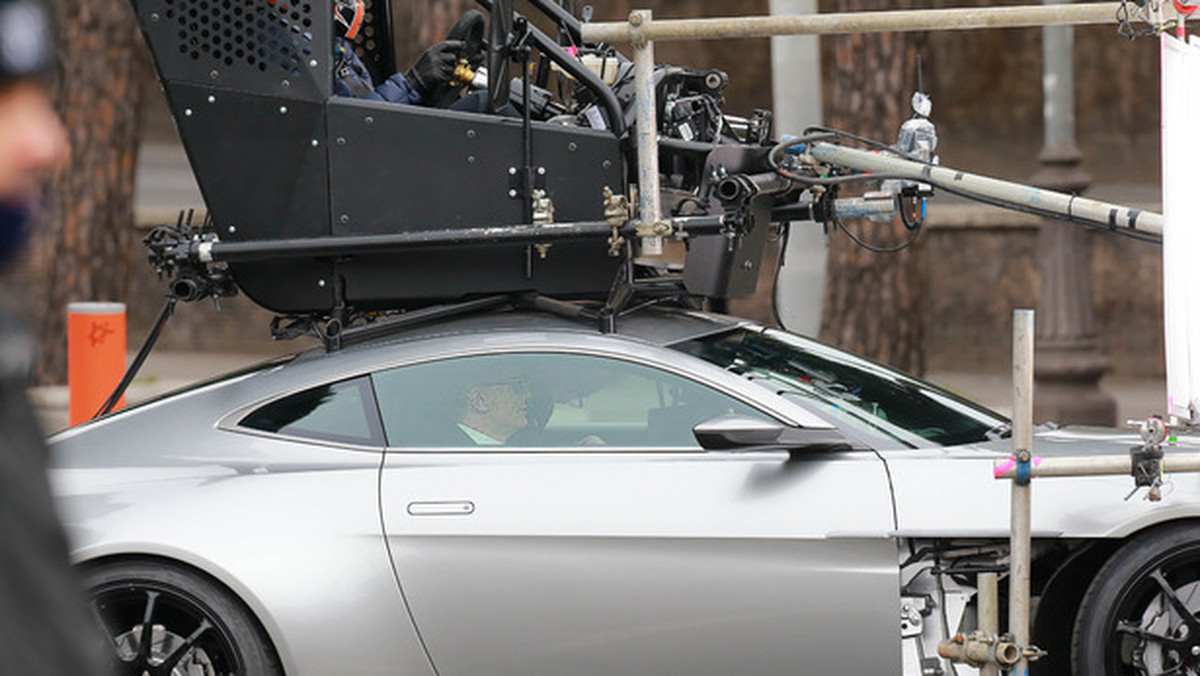 W sieci pojawiły się nowe zdjęcia z planu "Spectre", 24. odsłony przygód Jamesa Bonda. Widać na nich, jak Daniel Craig prowadzi ulubiony samochód agenta 007 - Astona Martina.