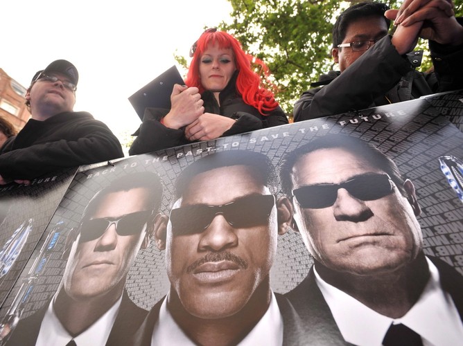 Fani czekający na nowych 'Facetów w czerni'