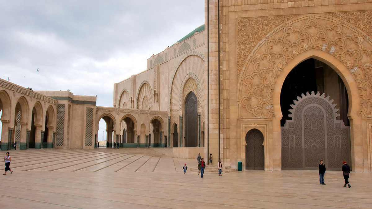 Chociaż większość przybywających do Maroka turystów omija Casablankę, to właśnie położenie z dala od turystycznych szlaków stanowi o jej największym uroku. Rzadko kto zapuszcza się w zaułki tutejszej mediny; a samo miasto skrywa wiele sekretów, o których nie wiedzą nawet miejscowi.