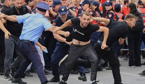 Protest u Tirani, Albanija, 3. juna zbog izgradnje odmarališta