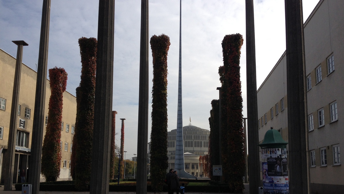 Dziś rozpoczął się remont niemal stumetrowej iglicy, która jest częścią zabytkowego kompleksu wrocławskiej Hali Stulecia. Monumentalna, stalowa instalacja powstała w 1948 r. i jest jednym z symboli architektonicznych Wrocławia.