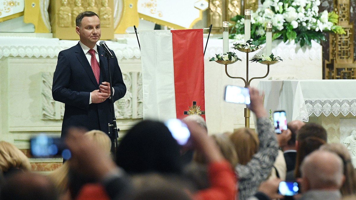 62 proc. badanych pozytywnie ocenia działalność prezydenta Andrzeja Dudy; 26 proc. ocenia go negatywnie - wynika z sondażu CBOS. O pracy Sejmu dobrze mówi 26 proc., źle - 59 proc. Działalność Senatu dobrze ocenia 29 proc., a 47 proc. ocenia ją negatywnie. Władze samorządowe dobrze ocenia - 68 proc.