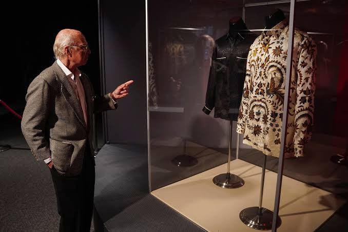 The contested items include Mandela's prison key, identity card, glasses, and shirts, spanning significant periods of his life.