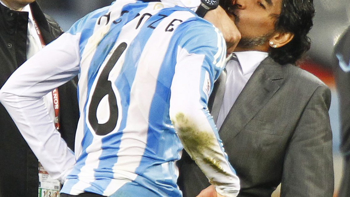 Gabriel Heinze, obrońca reprezentacji Argentyny, twierdzi, że Diego Maradona nie powinien się spieszyć z podejmowaniem decyzji o rezygnacji z funkcji trenera Albicelestes.