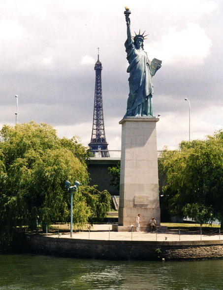 Mała Statua Wolności koło Sekwany w Paryżu obok mostu Pont de Grenelle