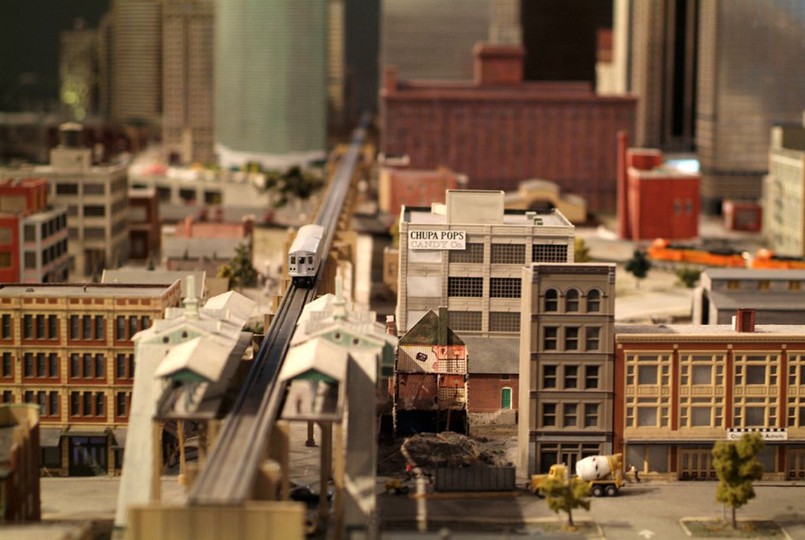 To miniatura trzeciego pod względem wielkości i zaludnienia miasta w Stanach Zjednoczonych; po Nowym Jorku i Los Angeles. Chicago - bo o nim mowa - nazywane jest także "Wietrznym Miastem".