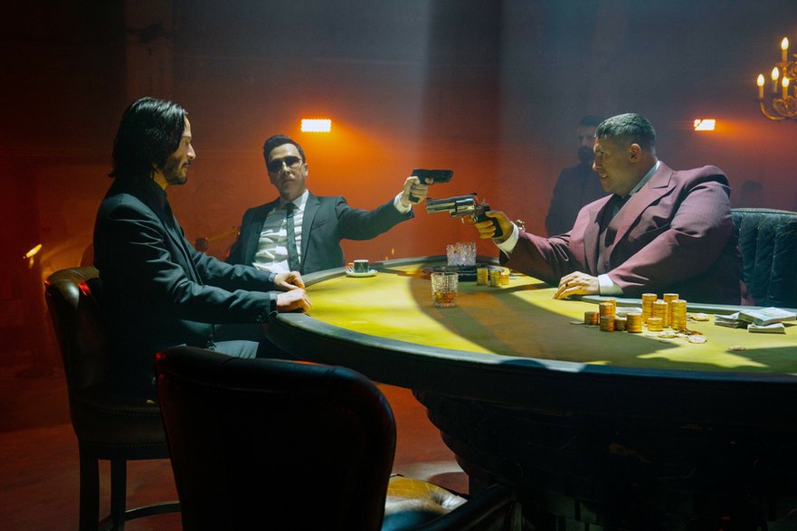 Keanu Reeves, Donnie Yen i Scott Adkins na planie filmu "John Wick 4"