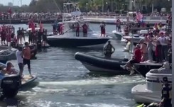 To WIDEO jest hitem internetu. Zobacz, jak Tom Brady rzucił trofeum za wygranie Super Bowl