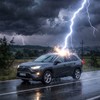 Grom udara u automobil
