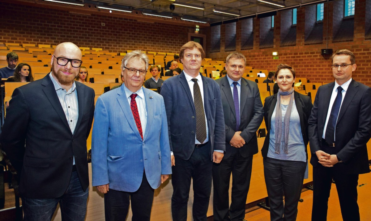Od lewej: Krzysztof Zasada, prof. Piotr Kruszyński, dr Piotr Kładoczny, sędzia Waldemar Żurek, Dominika Sikora, sędzia Sławomir Pałka