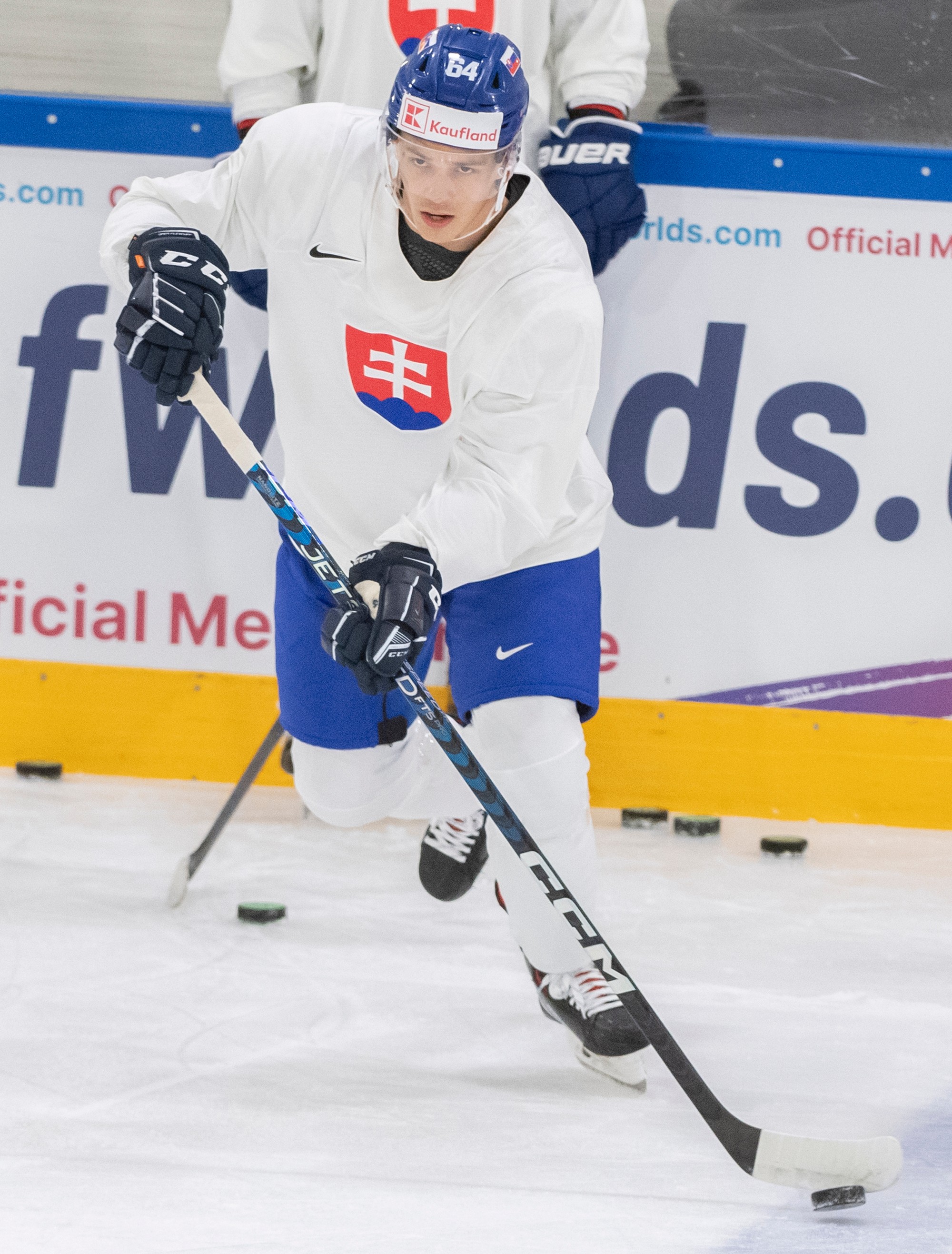 Slovenský hokejový reprezentant Patrik Koch počas tréningu.