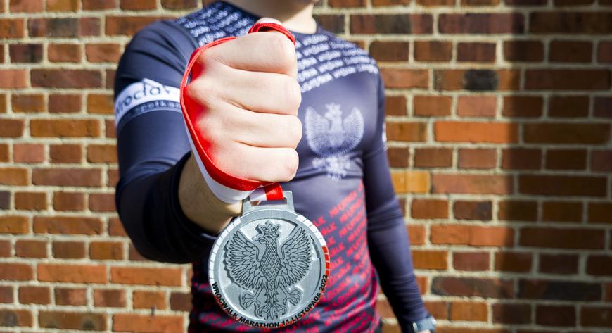 Pamiątkowy medal WrocWalk Marathonu 2022.