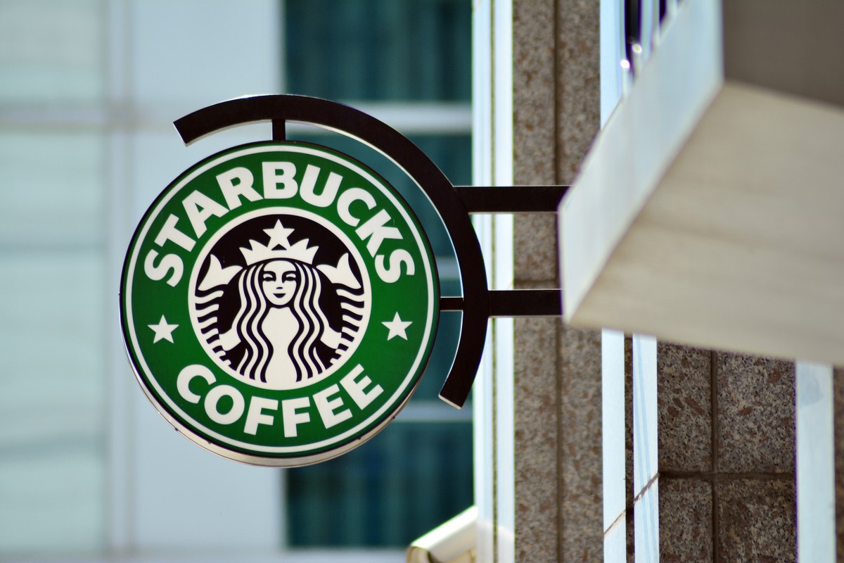 Starbucks przywraca "kulturę biurową". I płaci w gotówce tym, którzy zrezygnują