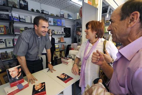 Xavier Novell Gomá, hiszpański biskup, podpisuje swoją książkę „List do młodych ludzi podczas Targów Książki w Madrycie, 4 czerwca 2011 r.