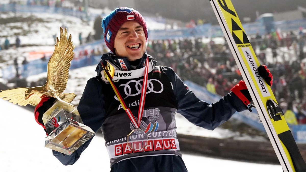 Kamil Stoch z trofeum po czwartym konkursie Turnieju Czterech Skoczni