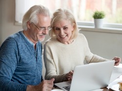 Internet może pomóc seniorom lepiej przetrwać pandemię. Zbadano to!