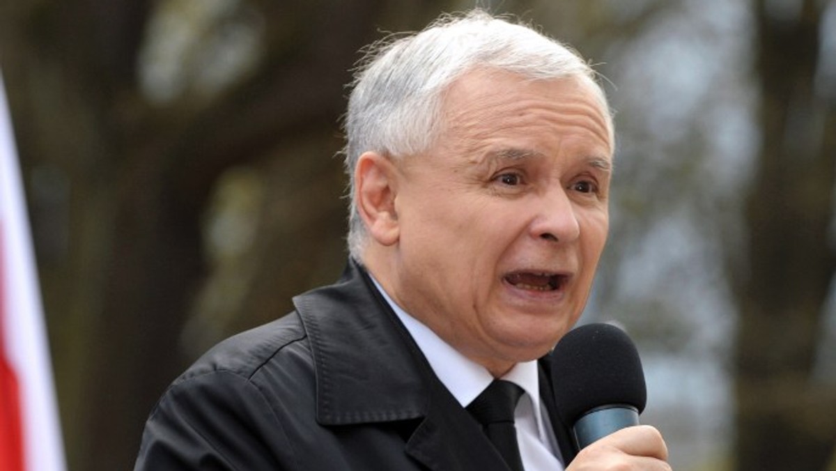 Podczas posiedzenia rady politycznej PiS, Jarosław Kaczyński mówił o potrzebie odsunięcia obecnej ekipy od władzy. - To dramat naszego narodu. Zadanie narodowe, to doprowadzić do najszybszego odsunięcia tej władzy, która Polskę niszczy - grzmiał prezes PiS. Kaczyński wspomniał także o katastrofie smoleńskiej mówiąc o obniżaniu pozycji międzynarodowej naszego kraju. - Trwa kłamstwo smoleńskie. To sprawa, bez której rozwiązania nie można powrócić do stanu normalności. Front obrony kłamstwa tego nie przyznaje - dodał.