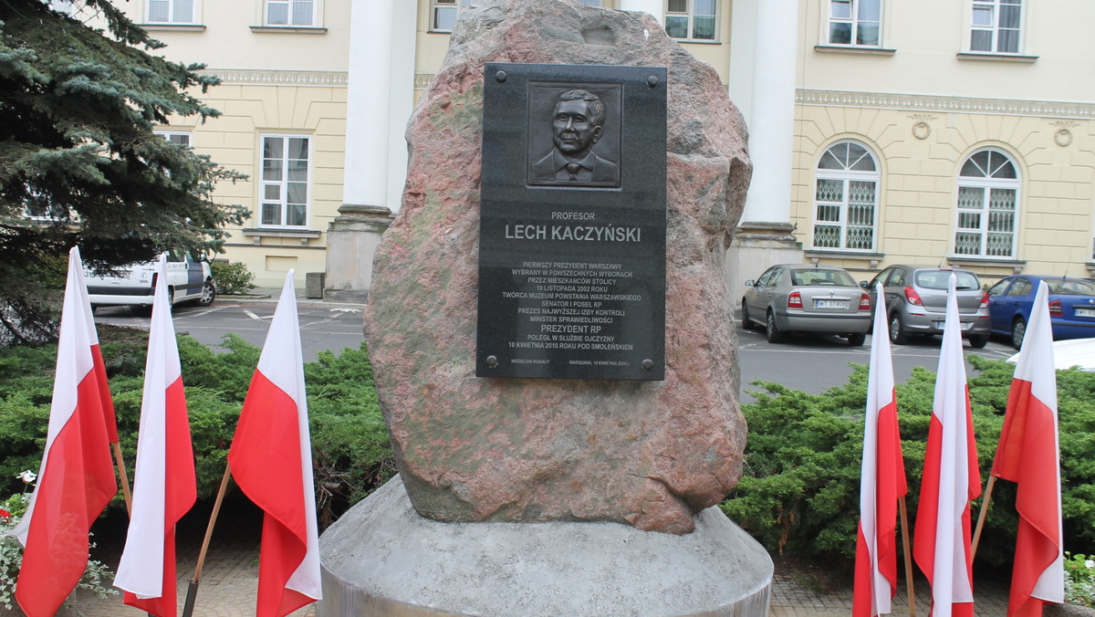 Nie milkną echa sprawy pomnika poświęconego Lechowi Kaczyńskiemu, stojącego na wspólnym dziedzińcu stołecznego ratusza i urzędu wojewódzkiego w Warszawie. Choć nie ma jeszcze decyzji, czy jest legalny, wojewoda już zapowiada, że w czasie remontu placu w przyszłym roku głaz zostanie odpowiednio zabezpieczony. Tymczasem Ministerstwo Kultury twierdzi, że nie wpłynął doń żaden wniosek o opinię, czy dziedziniec jest w strefie konserwatorskiej, a co za tym idzie, kto ma decydować o przyszłości pomnika. Wojewódzka konserwator zabytków twierdzi, że został wysłany.