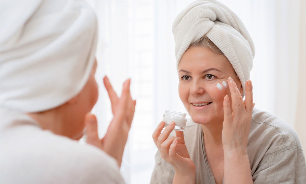 60-latki uwielbiają to serum z mikroigiełkami! Działa jak lifting, spłyca zmarszczki i ujędrnia