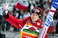 Dawid Kubacki po wygranej w konkursie Pucharu Świata w skokach narciarskich w niemieckim Titisee-Neustadt. 11 grudnia 2022 r.