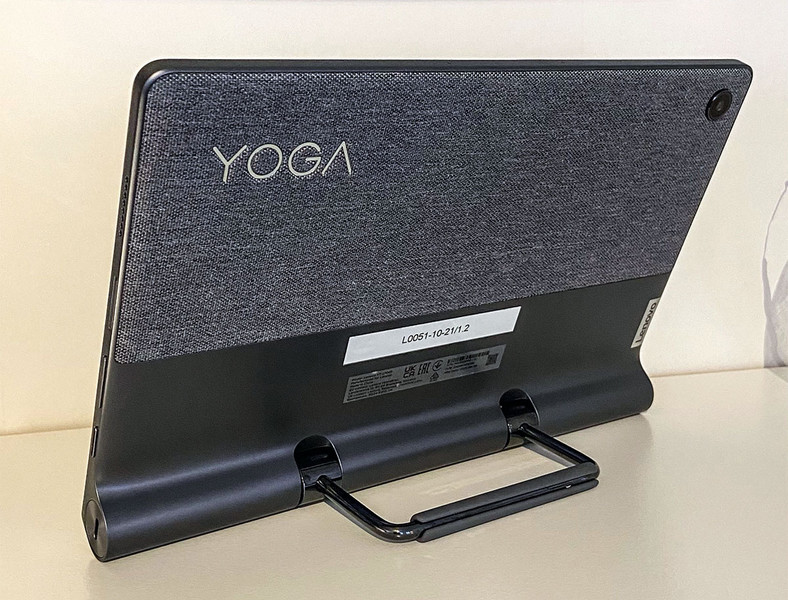 Lenovo Yoga Tab 11 wygląda prestiżowo i dzięki podstawce świetnie sprawdza się w streamingu 