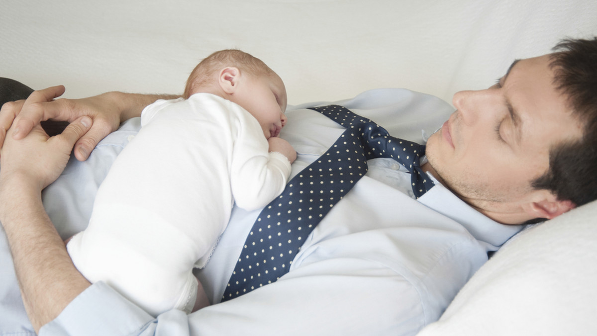 Liczba ojców na dwutygodniowych urlopach przysługujących po urodzeniu dziecka wzrosła w ub.r. ponad czterokrotnie – pisze "Rzeczpospolita".