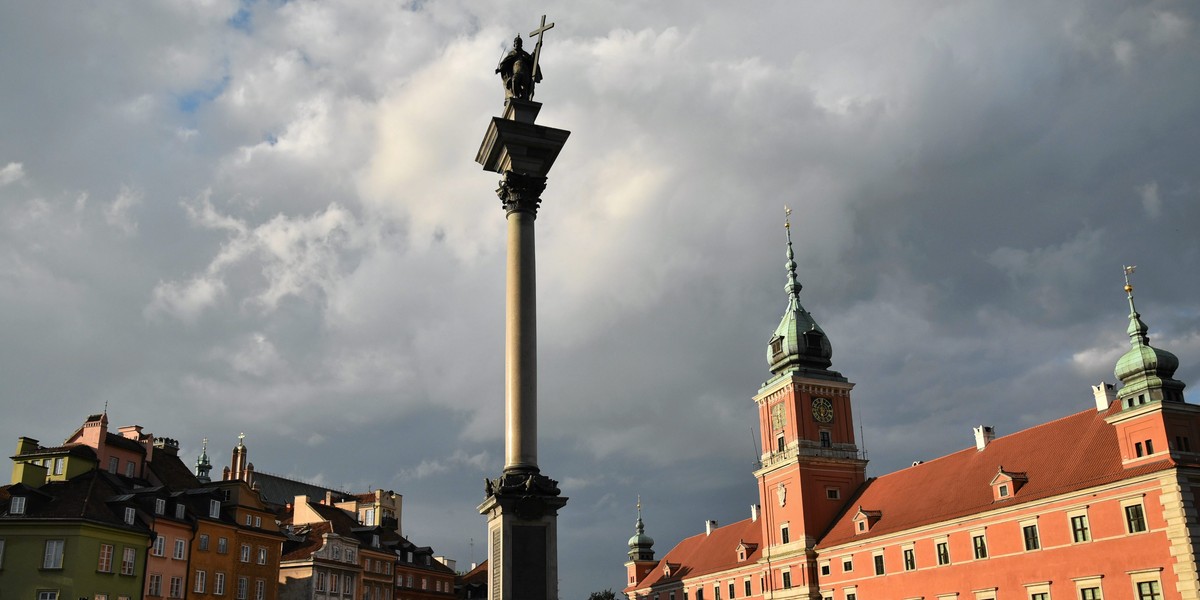 Polska gospodarka powinna wyjść z pandemii w miarę obronną ręką i już w połowie tego roku odrobić straty spowodowane przez koronawirusa - uważają eksperci.