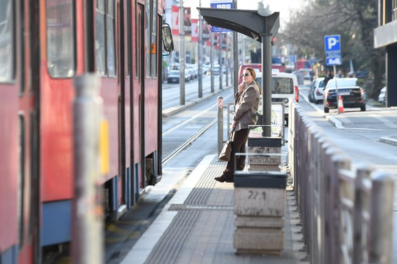 NE STIDIM SE SAMO SE NE SNALAZIM: Kristinu Spalević smo zatekli kako čeka tramvaj, nakon drame sa Kristijanom Golubovićem decu predala ocu (VIDEO)