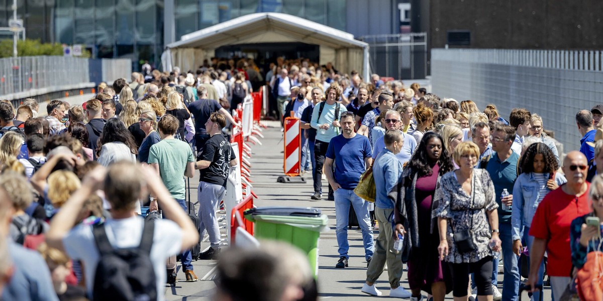 Kolejka przed lotniskiem w Amsterdamie