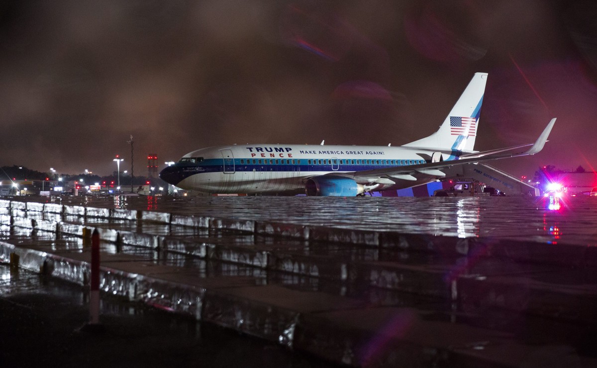 Samolot, którym leciał gubernator Mike Pence wypadł z pasa na lotnisku