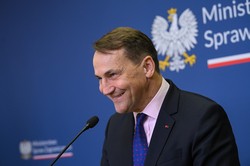 Mocny wpis Radosława Sikorskiego. "Kto wspiera Orbana, pomaga Moskwie"