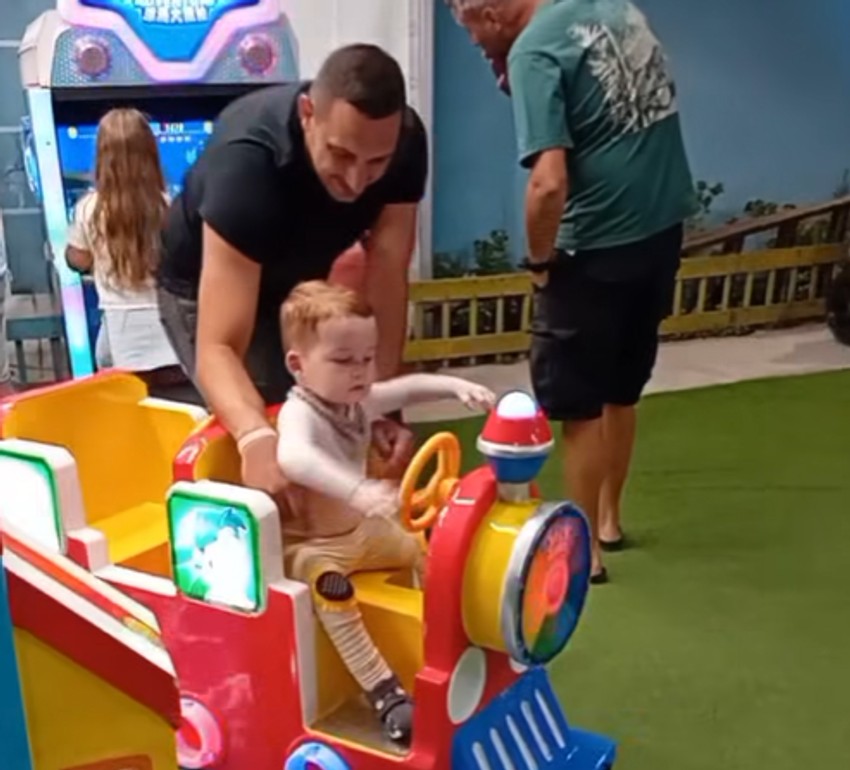 Aleksej Knežević, dete leptir sa ocem na voziću.