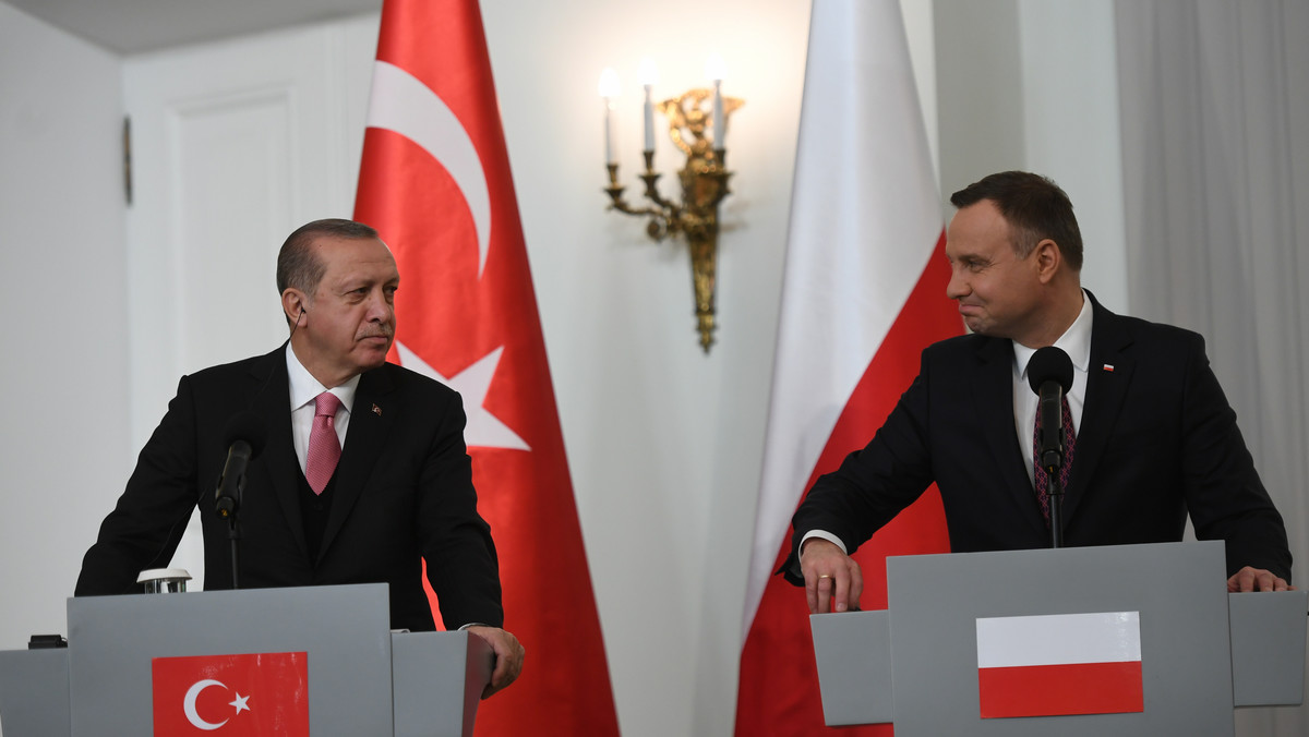 Prezydent Turcji, Recep Tayyip Erdogan, podczas spotkania z prezydentem Andrzejem Dudą mówił, że chciałby zwiększenia liczby połączeń lotniczych pomiędzy Polską i Turcją.