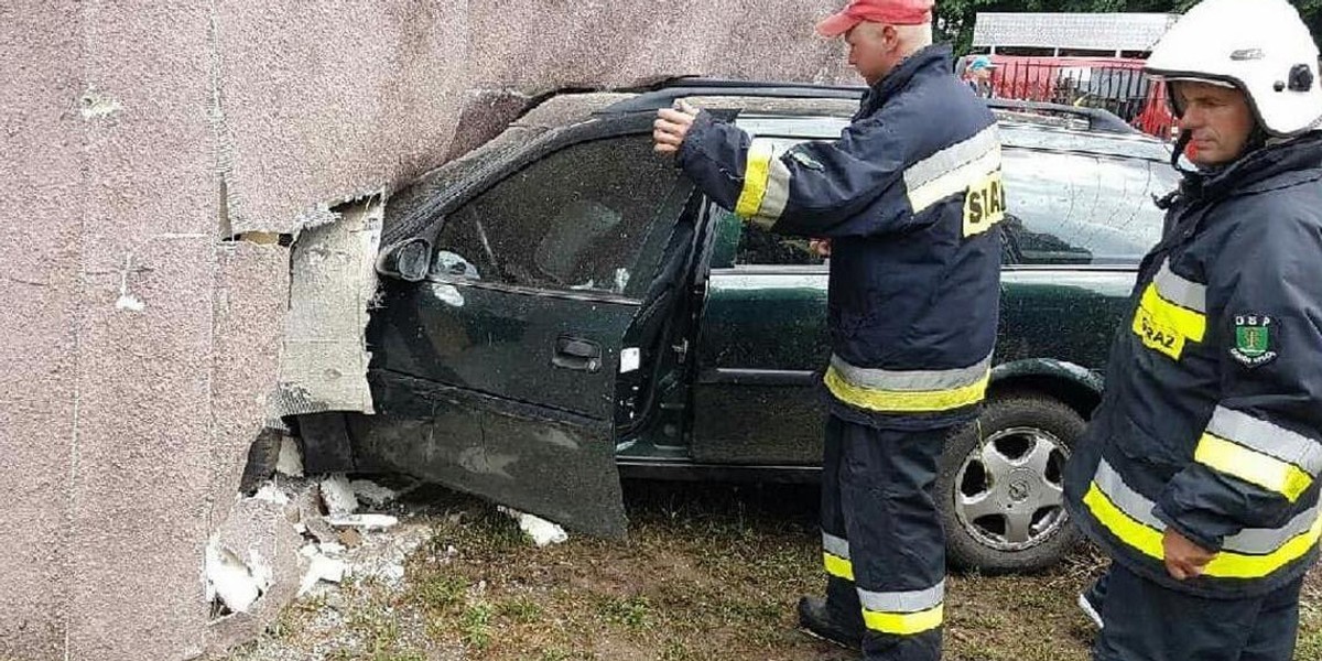 Auto wbiło się w dom. 29-latka robiła to za kierownicą