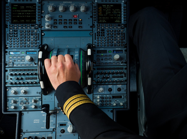 pilot samolotu zawód jak zostać pilotem samolot latanie czas pracy zarobki stery