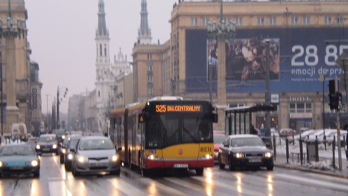 1 stycznia zaczną obowiązywać nowe ceny biletów warszawskiej komunikacji miejskiej. Więcej za długookresowe bilety zapłacą osoby, które nie mieszkają w Warszawie i które nie płacą tutaj podatku PIT. Nowością będzie bilet przesiadkowy.