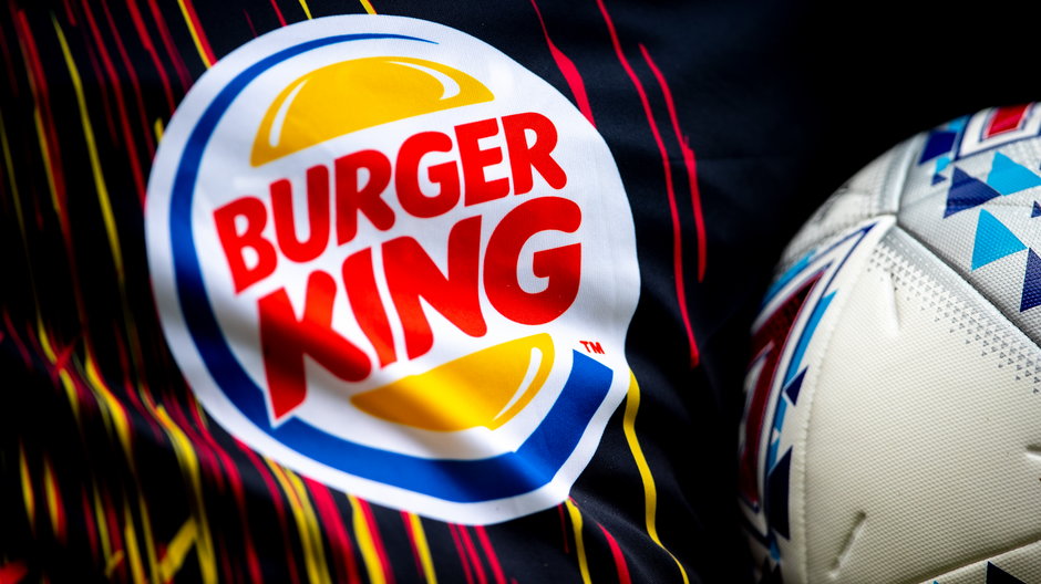 Logo Burger Kinga na koszulkach wyjazdowych Stevenage FC