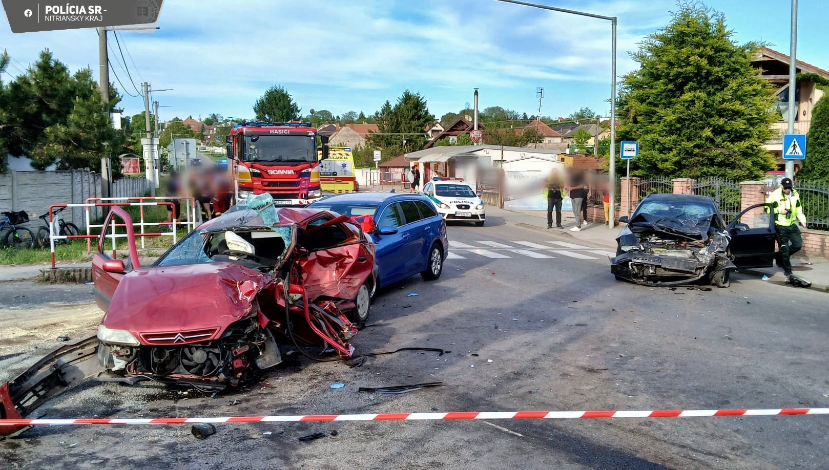Zrazili sa tri osobné motorové vozidlá.