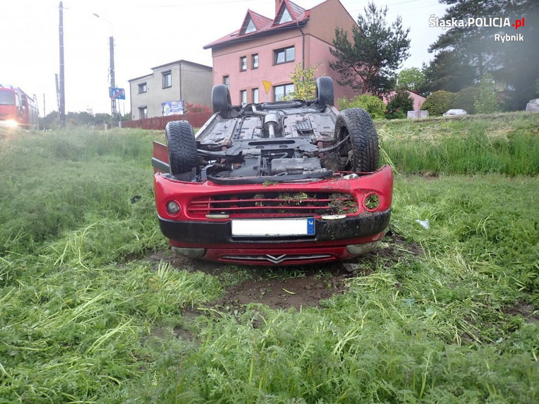 Auto wypadło z drogi i dachowało; za kierownicą 15-latek