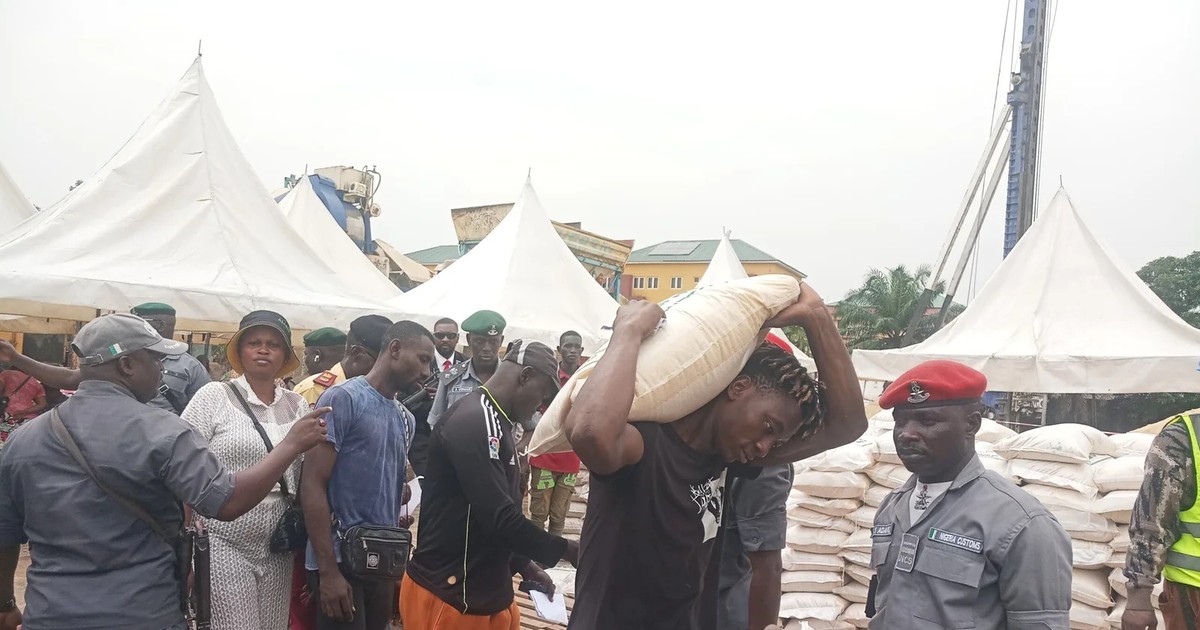 At least 4,000 Lagos residents benefit from sale of rice seized by Customs - Vimarsana News