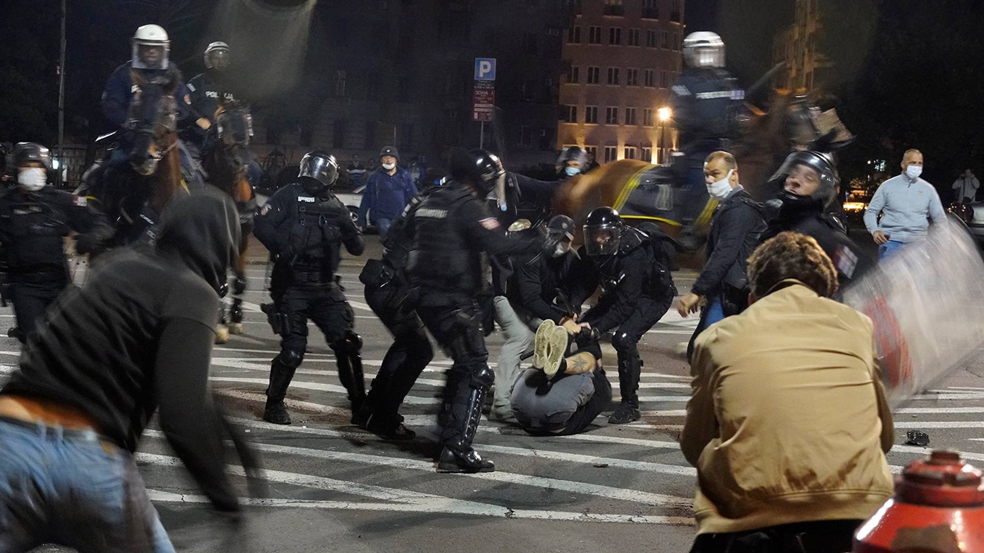 Naša umetnica na protestima molila policajce da je ne diraju, a oni kao su čuli "udari što jače"