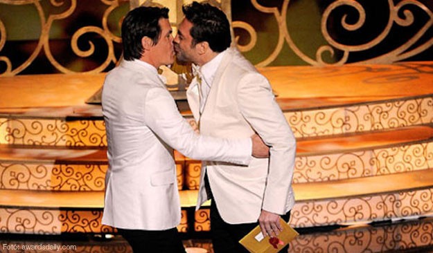 28599_brolin-bardem-meleg-csok-oscar-2011-625-d000248543cb2d855aad1