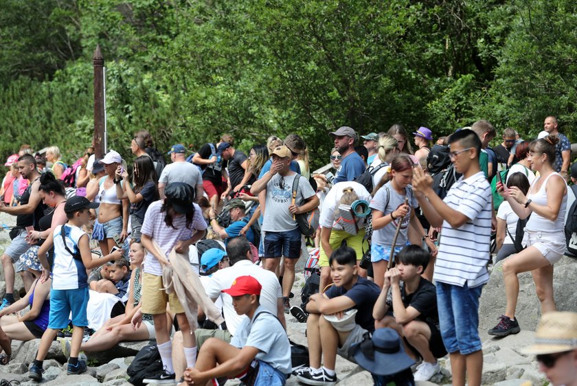 Wakacje pod Tatrami w pełni. Szturm turystów na Morskie Oko