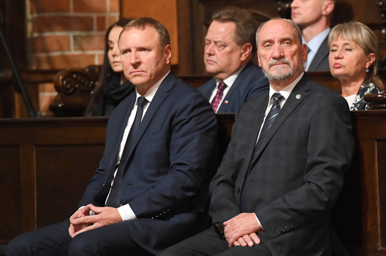 Były prezes Telewizji Polskiej Jacek Kurski (L) i poseł PiS Antoni Macierewicz (P) w 2019 r.