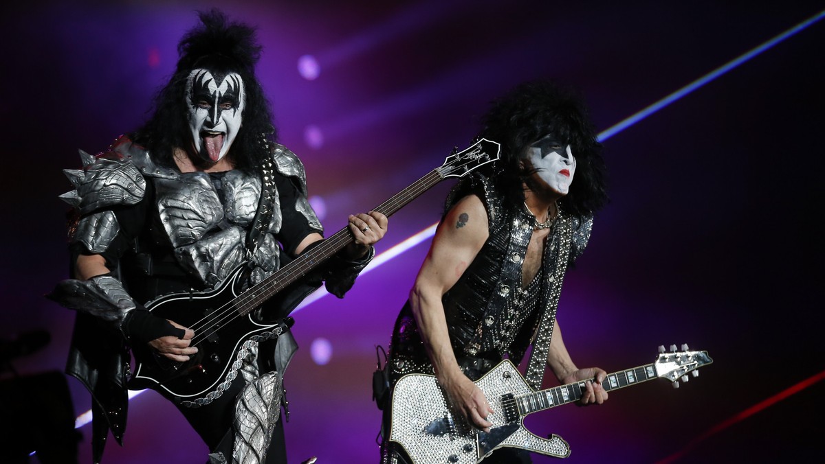 Amerykańska legenda rocka, grupa Kiss zagra niezwykły koncert charytatywny - 18 listopada wystąpi u wybrzeży Australii, grając dla żarłaczy białych, które będą mogły wysłuchać "Rock and Roll All Nite" dzięki podwodnym głośnikom. Dochód z występu trafią do australijskiej organizacji, działającej na rzecz ochrony fauny i flory.