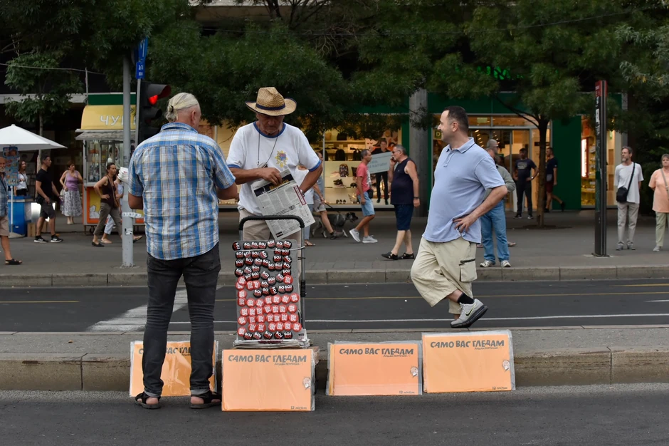 Na ulici se prodaju i bedževi sa porukom "bojkot"