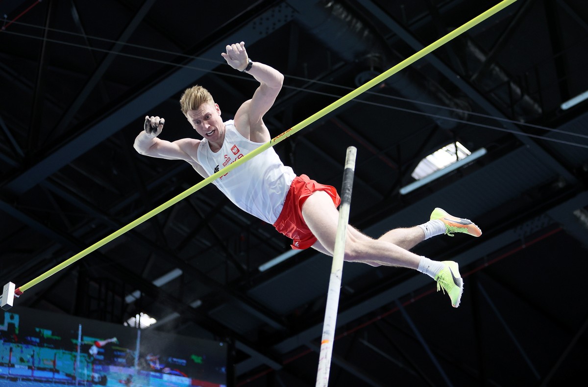 Piotr Lisek podczas konkursu kwalifikacyjnego skoku o tyczce na lekkoatletycznych halowych mistrzostwach Europy w Toruniu