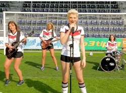 Niemiecka gwiazda filmów porno nagrała piosenkę na mundial. WIDEO